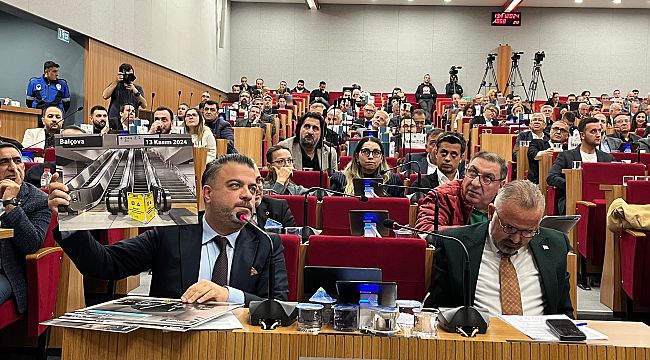 AK Parti İzmir, 'yürümeyen merdivenleri' gündeme taşıdı