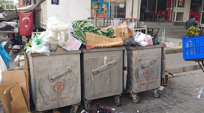 Bayraklı'da çöpler sokaklarda birikti