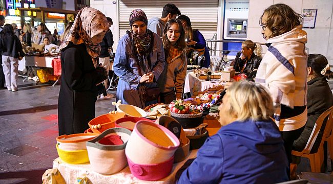 'Gece Pazarı' ile kadınların el emeği kazanca dönüştü