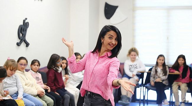 Aliağa'nın yıldız çocukları tiyatro ile parlıyor