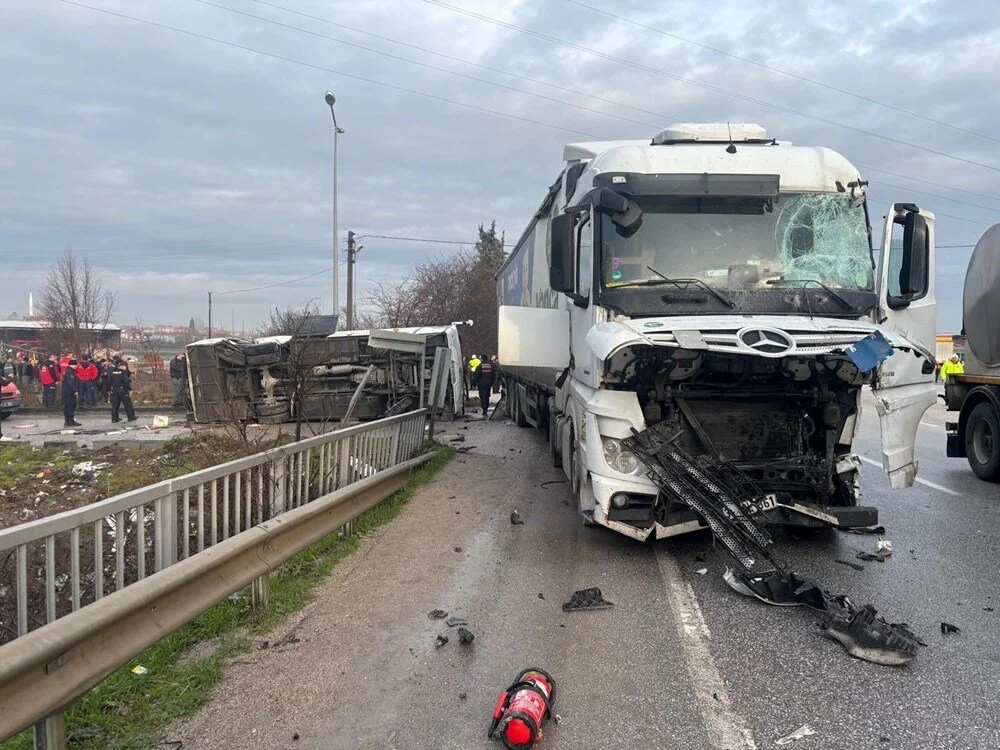 Balıkesir'de öğrenci servisi TIR'la çarpıştı: 8'i ağır 26 yaralı