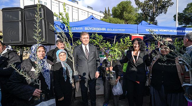 Başkan Tugay, Kınık'ta üreticilere fidan dağıttı