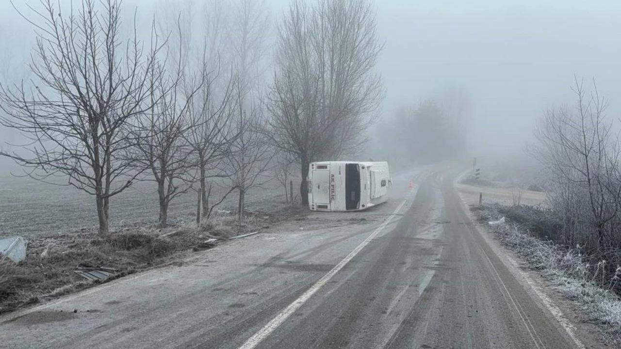 Bolu'da işçi servisi devrildi: 9 yaralı