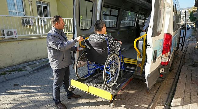 Gaziemir Belediyesi'nden engelli ve hasta bireylere ulaşım desteği