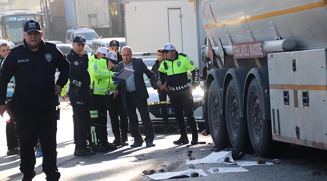 İzmir'de öğrenci servisi park halindeki tıra çarptı: 1 ölü, 1 yaralı