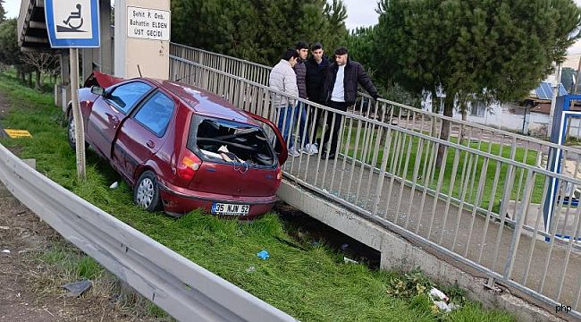 İzmir'de otomobil üst geçide çarptı