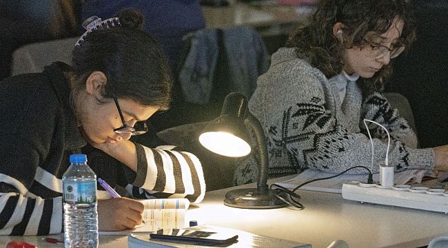 İzmir'in kütüphaneleri binlerce genci ağırlıyor