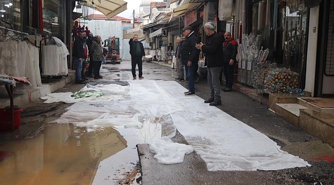 Tarihi çarşıdaki su ve çamura 'halı ve perdeli' çözüm