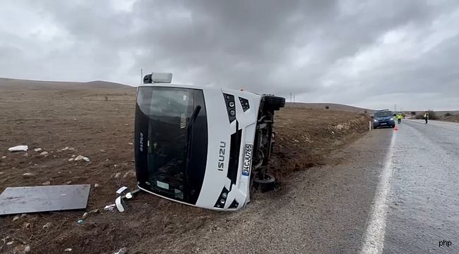  Afyonkarahisar'da Çinli turistleri taşıyan otobüs devrildi: 3 yaralı