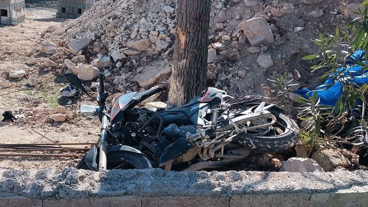 Ağaca çarpan motosiklet 2 genci hayattan kopardı