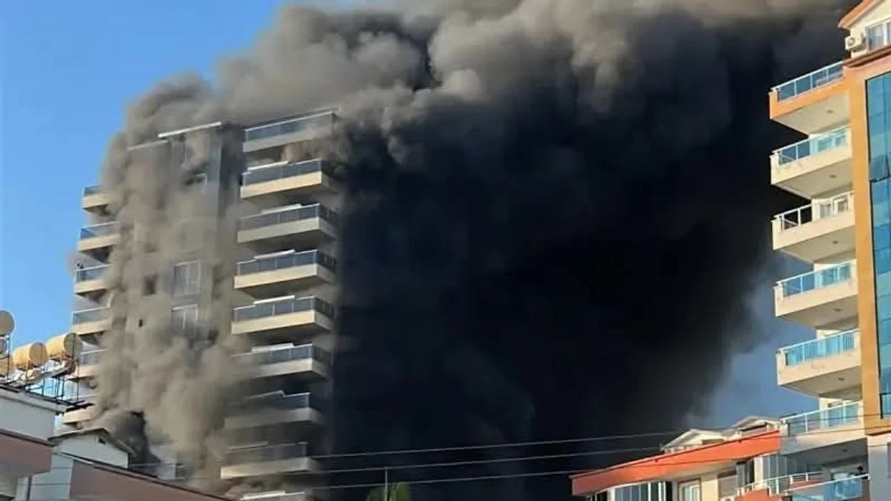 Antalya'da otel inşaatında yangın