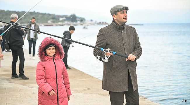 Bornovalı çocuklar Dikili'de balık tutmayı öğrendi