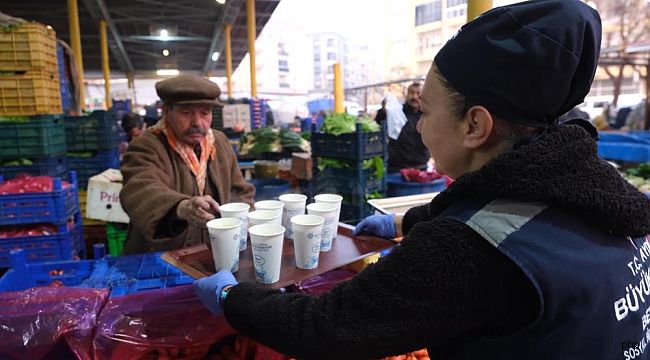 Büyükşehir'in sıcak çorba ikramı vatandaşları memnun ediyor