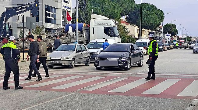 Çeşme'de yayalara öncelik uygulamaları devam ediyor