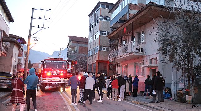 Denizli'de çıkan yangında çocuğunu kurtaran anne öldü