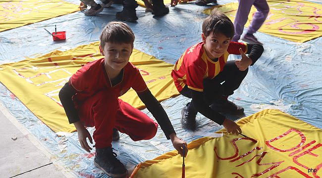 Göztepeli çocuklar, Alanyaspor maçının pankartlarını yaptı