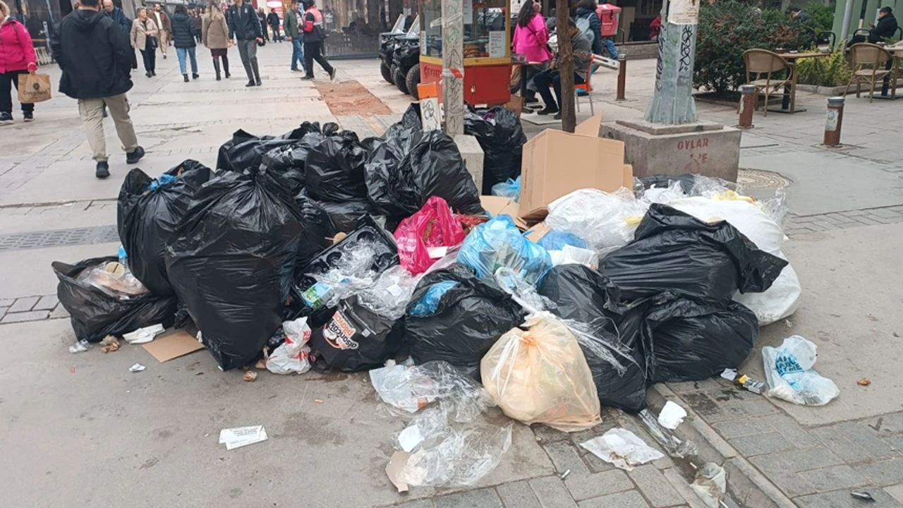 İzmir'de çöp krizi: Belediye çalışanlarının eylemi şehri felç etti