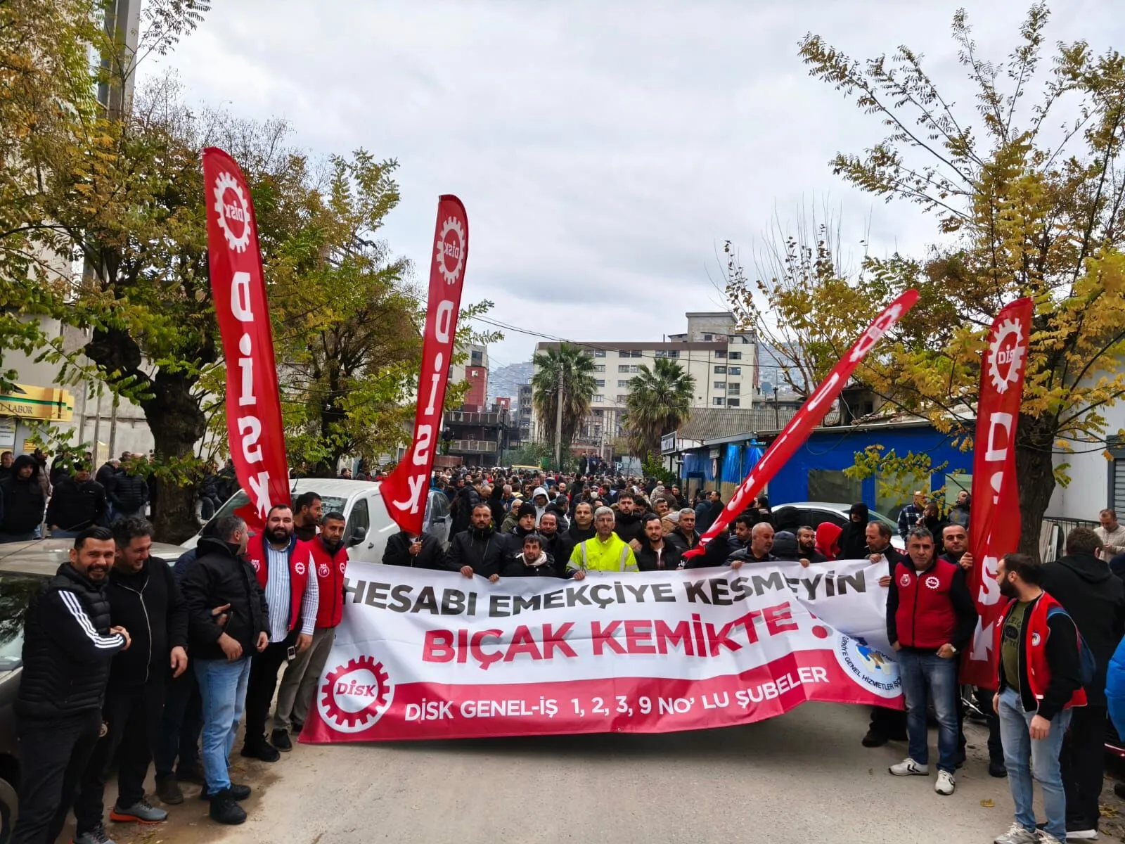 İzmir'de maaş krizi sürüyor: İşçilerden tam gün iş bırakma eylemi