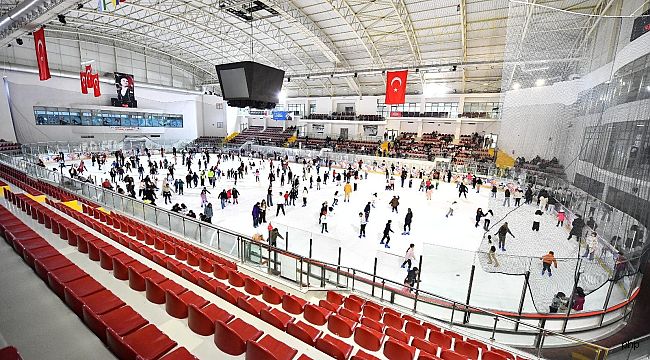 İzmir'in buz pisti yarıyıl tatilinde doldu taştı