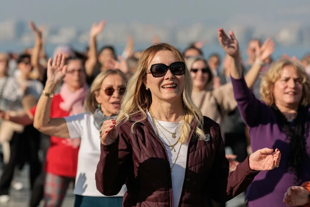 Konak yeni yıla dansla 'merhaba' dedi