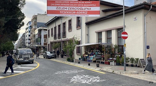 Mahalle sakinlerinden Başkan Çerçioğlu'na pankartlı teşekkür