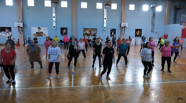 Menemenli kadınlar ücretsiz zumba kursunda buluşuyor