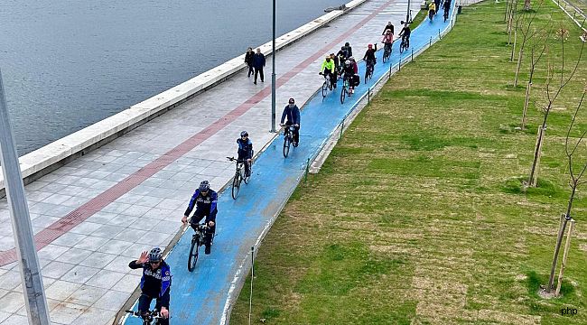 Pedallar daha fazla kabartmalı kitap için çevrildi