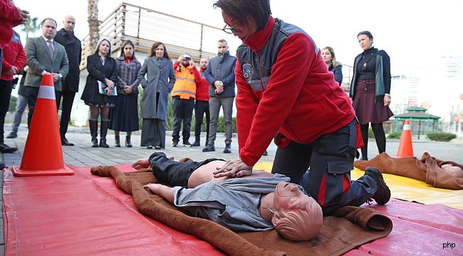 Başkan Ünsal ve anaokulu öğrencileri deprem tatbikatında!