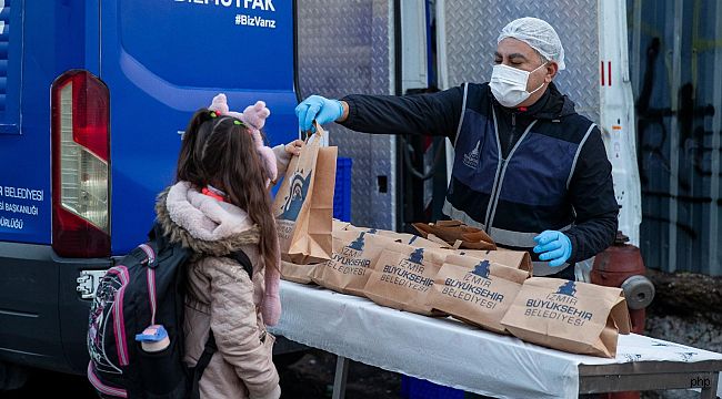 Büyükşehir'den miniklere beslenme paketi