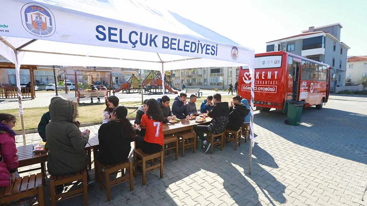 Efes Selçuk'ta öğrencilere Gıda Dayanışması ve Öğrenci Otobüsü desteği