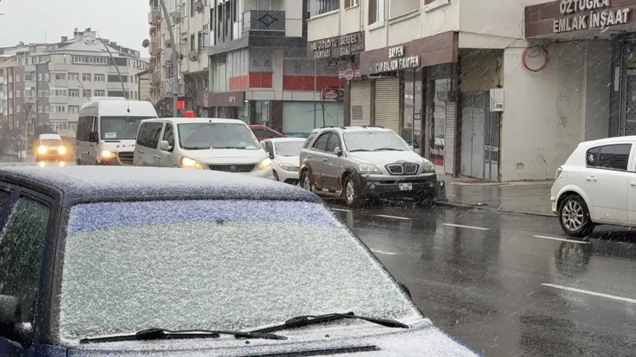 İstanbul'da beklenen kar yağışı başladı