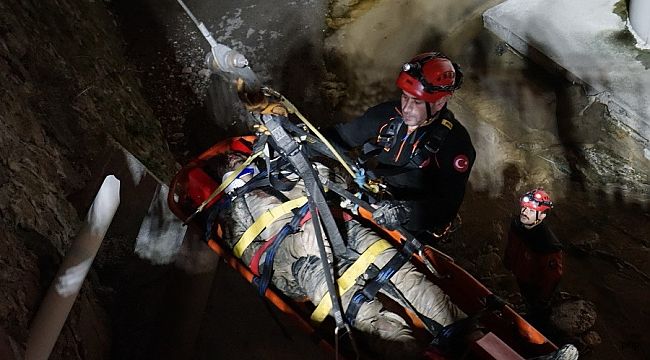 İzmir'de dereye düşen vatandaş kurtarıldı