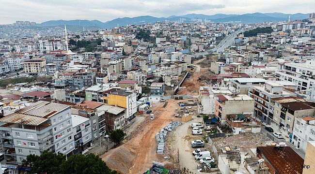 Karabağlar'da trafik düğümünü çözecek yeni bağlantı yolu hızla ilerliyor