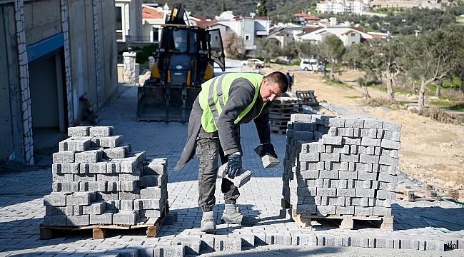 Kuşadası'nda yol yapım çalışmaları devam ediyor