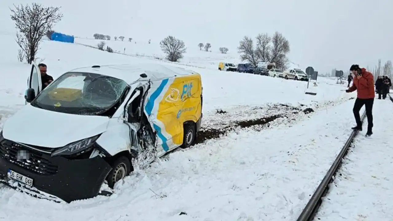 Tokat'ta PTT aracına tren çarptı: 1 yaralı