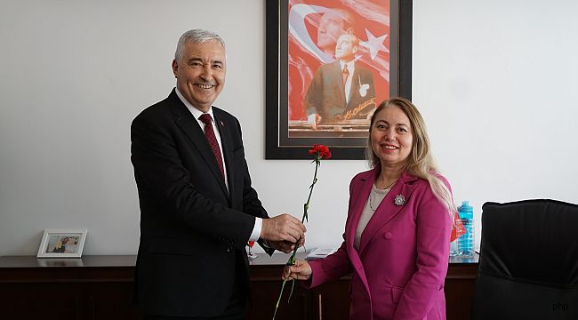 Başkan Türkmen'den anlamlı 8 Mart kutlaması