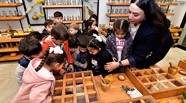 Bornova'da minik eller toprakla buluştu