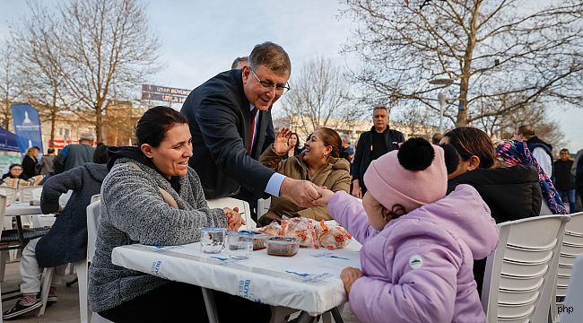 İzmir Büyükşehir Belediyesi'nin iftar sofrası Urla'da kuruldu