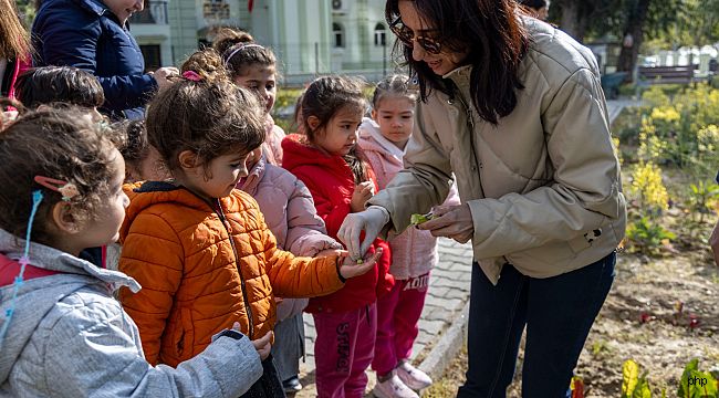 Karşıyaka'da anaokulu öğrencileri bostanda üretimi deneyimledi