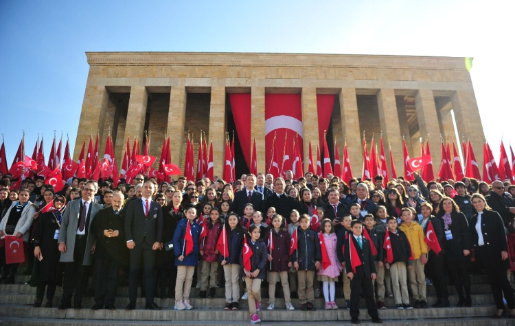 Milli Eğitim Bakanı Selçuk ve çocuklar Atatürk'ün huzurunda