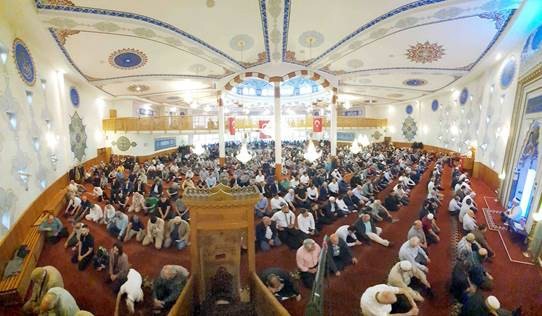 Almanya'da Yavuz Sultan Selim Camii'nde bayram namazı