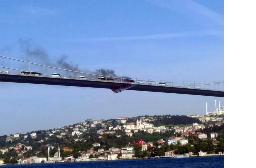 0x0-15-temmuz-sehitler-koprusunde-yangin-otomobilini-atese-verdi-ve-denize-atladi-1558457250938.jpg