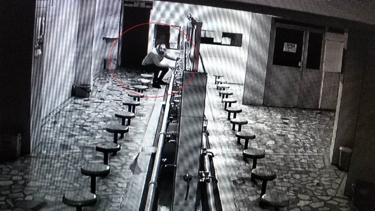 Cami tuvaletinden hırsızlık yapan şahıs güvenlik kamerasına yakalandı