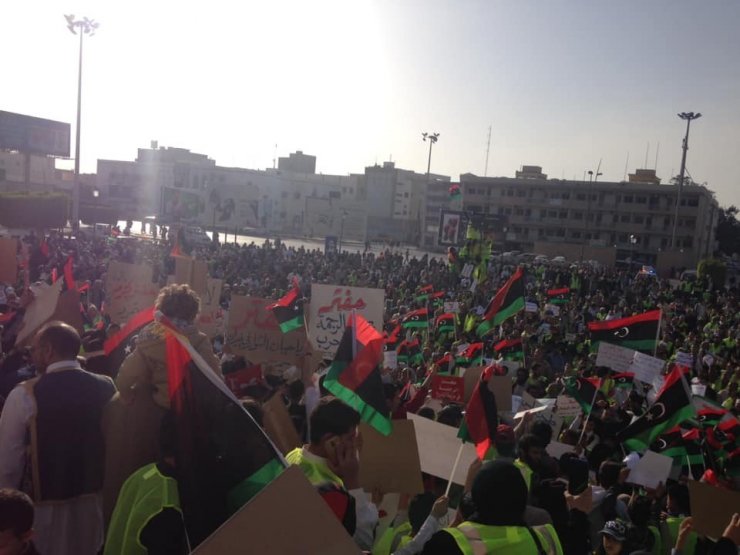 Libya halkı Hafter’in saldırısına karşı sokağa çıktı