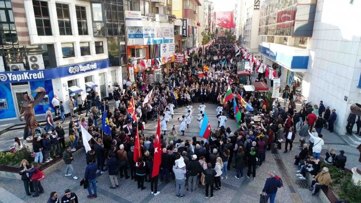 Çocuk Şenliği, bu yıl da dünya çocuklarını Karşıyaka’ da buluşturdu