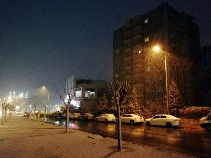 İklimler birbirine karıştı, bu mevsimde Konya'ya kar yağdı