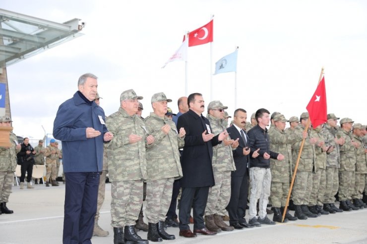 Savunma Bakanı Akar, Yüksekova’da şehit askerler için düzenlenen törene katıldı