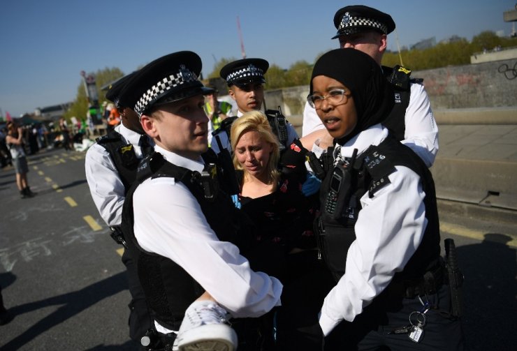 Londra’da gözaltına alınan iklim değişikliği aktivistlerin sayısı 750’yi geçti