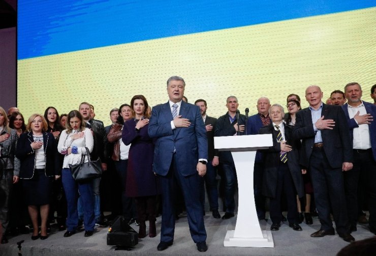 Ukrayna’da seçimin galibi yüzde 73 oyla yeni devlet başkanı komedyen Zelenskiy