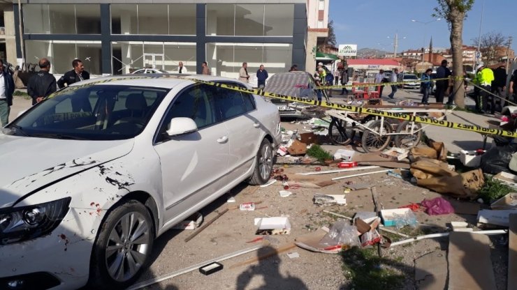 Kaza yapan otomobil, seyyar satıcıların arasına daldı: 1 ölü, 2 yaralı